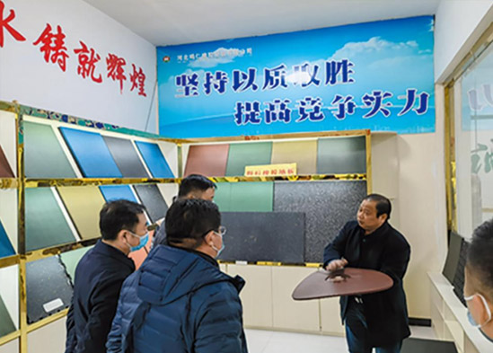 2022年12月公司總經(jīng)理李光華在展廳向客戶介紹公司新產品